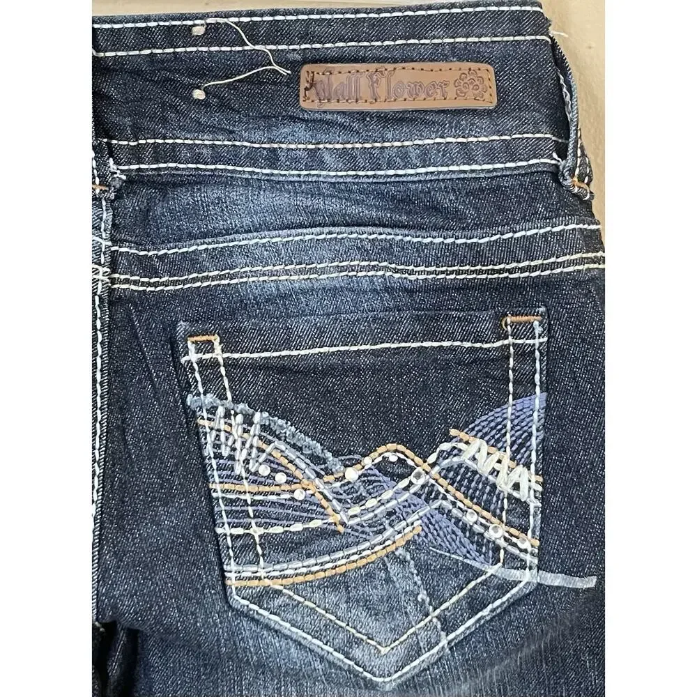 WallFlower Jeans Women's Size 0 W26 L29 Embroidered Rhinestone Bling Pocket NWOT